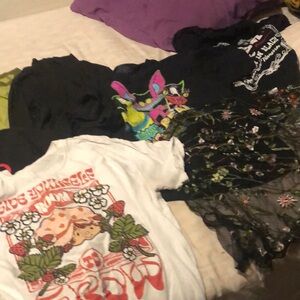 A pack of medium sized t-shirts, 9!!!